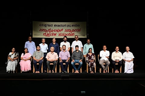 ಉಡುಪಿಯ ಐವೈಸಿ ಸಭಾಂಗಣದಲ್ಲಿ ಯಕ್ಷಗಾನ ಕಲಾರಂಗದ ವಿದ್ಯಾಪೋಷಕ್​ ಯೋಜನೆಯಡಿ ಇಂಜಿನೀಯರಿಂಗ್​ ವಿದ್ಯಾರ್ಥಿಗಳಿಗೆ 'ಶೈಕ್ಷಣಿಕ ಮಾರ್ಗದರ್ಶಿ ಶಿಬಿರ' ನಡೆಯಿತು. ಡಾ. ನಿರಂಜನ್​ ಯು.ಸಿ.,  ಡಾ. ಪ್ರಶಾಂತ್​ ಹೆಬ್ಬಾರ್​, ಶ್ರೀಪಾದ ಹೆಬ್ಬಾರ್​, ಕಿರಣ್​ ನಾಯ್ಕ್​, ಡಾ. ಮಂಜುಳಾ ಸಿ.ಬಿ., ದಿವ್ಯಶ್ರೀ ಬಿ., ಎಂ. ಗಂಗಾಧರ್​ ರಾವ್​, ವಿ.ಜಿ. ಶೆಟ್ಟಿ, ಯು.ಎಸ್​. ರಾಜಗೋಪಾಲ ಆಚಾರ್ಯ, ಮುರಳಿ ಕಡೆಕಾರ್​, ನಾರಾಯಣ ಎಂ. ಹೆಗಡೆ ಇದ್ದರು.