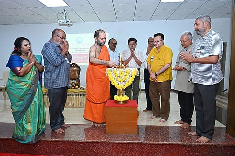 ಉಡುಪಿಯ ವಿದ್ಯೋದಯ ಶಾಲೆಯಲ್ಲಿ ಆಯೋಜಿಸಿದ್ದ ಅಂಚೆ ಚೀಟಿ, ನಾಣ್ಯ ಪ್ರದರ್ಶನವನ್ನು ವಿದ್ಯಾವಲ್ಲಭ ಶ್ರೀ ಉದ್ಘಾಟಿಸಿದರು. ರಮೇಶ್​ ಪ್ರಭು, ಸಿ.ಎನ್​. ನಾಗರಾಜ್​ ಬಲ್ಲಾಳ್​, ಡಾ. ಕಿರಣ್​ ಆಚಾರ್ಯ, ಯು. ಪದ್ಮರಾಜ ಆಚಾರ್ಯ, ಮರಕಡ ಪ್ರಭಾಕರ ಕಾಮತ್​, ಡಾ. ಬಿ.ಜಗದೀಶ್​ ಶೆಟ್ಟಿ, ಅನಿತಾ ಪಿ. ರಾಜ್​, ಮೇಘನಾ ಇದ್ದರು.