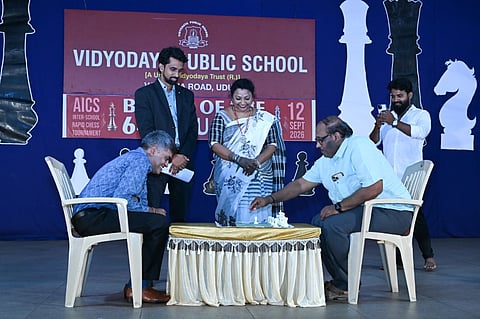 ಉಡುಪಿಯ ವಿದ್ಯೋದಯ ಪಬ್ಲಿಕ್ ಸ್ಕೂಲ್​ನಲ್ಲಿ ಆಯೋಜಿಸಿದ್ದ ಚೆಸ್​ ಪಂದ್ಯಾವಳಿಯನ್ನು ಪ್ರೊ.ಶರಣ ಕುಮಾರ್​ ಉದ್ಘಾಟಿಸಿರು. ಯು.ಪದ್ಮರಾಜ್​ ಆಚಾರ್ಯ, ಅನಿತಾ ಪಿ. ರಾಜ್​, ಎಫ್​.ಎ. ಸಾಕ್ಷತ್​ ಇದ್ದರು.