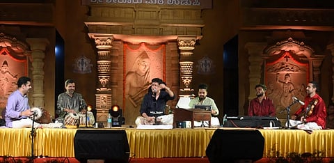 ಉಡುಪಿಯ ರಾಜಾಂಗಣದಲ್ಲಿ ಶಿರೂರು ಮಠದ ವೇದವರ್ಧನ ತೀರ್ಥ ಶ್ರೀಪಾದರ ಪ್ರಥಮ ಪರ್ಯಾಯೋತ್ಸವದ ನಿಮಿತ್ತ ಆಯೋಜಿಸಿದ್ದ ಸಾಂಸ್ಕೃತಿಕ ಕಾರ್ಯಕ್ರಮದಲ್ಲಿ ಗಾಯಕ ಡಾ. ವಿಜಯಪ್ರಕಾಶ್ ಮತ್ತು ತಂಡದವರು ಭಕ್ತಿ ಸಂಗೀತ ಕಛೇರಿ ನಡೆಸಿದರು.