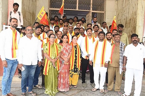  ತಮಿಳುನಾಡಿಗೆ ನೀರು ಹರಿಸುವ ಕಾವೇರಿ ನೀರಾವರಿ ಪ್ರಾಧಿಕಾರದ ಆದೇಶ ಧಿಕ್ಕರಿಸುವಂತೆ ವಿಜಯಸೇನೆ ಜಿಲ್ಲಾ ಟಕದ ನೇತೃತ್ವದಲ್ಲಿ ತುಮಕೂರು ಜಿಲ್ಲಾಧಿಕಾರಿ ಕಚೇರಿ ಮುಂಭಾಗ  ಪ್ರತಿಭಟಿಸಲಾಯಿತು. ಕೆ. ಗಂಗಾಧರ್​, ಹರೀಶ್​, ನಯನ್​ ಕುಮಾರ್​, ತಿಪ್ಪೇಶ್​, ರಾಕೇಶ್​, ಎಂ.ಕೆ.ರುದ್ರೇಶ್​, ಯಾಸ್ಮಿನ್​ ತಾಜ್​, ಕಾವ್ಯ ಮತ್ತಿತರರು ಇದ್ದರು. 