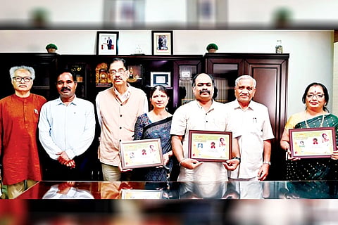 ವಿಜಯವಾಣಿ ‘ದೀಪಾವಳಿ ಕಥಾ ಸ್ಪರ್ಧೆ - 2025’ರ ವಿಜೇತರೊಂದಿಗೆ ವಿಆರ್​ಎಲ್ ಸಮೂಹ ಸಂಸ್ಥೆಗಳ ಚೇರ್ಮನ್ ಡಾ. ವಿಜಯ ಸಂಕೇಶ್ವರ, ವಿಮರ್ಶಕ ಡಾ. ಎಸ್.ಆರ್. ವಿಜಯಶಂಕರ, ಸಾಹಿತ್ಯ ಪ್ರಕಾಶನದ ಮುಖ್ಯಸ್ಥ ಸುಬ್ರಹ್ಮಣ್ಯ, ವಿಜಯವಾಣಿ ಸಂಪಾದಕ ಕೆ.ಎನ್. ಚನ್ನೇಗೌಡ.