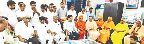ಹಾನಗಲ್ಲ ತಾಲೂಕಿನ ಅಕ್ಕಿಆಲೂರಿನಲ್ಲಿ ವಿವಿಧ ಮಠಾಧೀಶರಿಗೆ ಬಿಜೆಪಿ ರಾಜ್ಯಾಧ್ಯಕ್ಷ ವಿ.ವೈ. ವಿಜಯೇಂದ್ರ ಆಹ್ವಾನ ನೀಡಿ ಮಾತನಾಡಿದರು. ವಿರುಪಾಕ್ಷಪ್ಪ ಬಳ್ಳಾರಿ, ಶಿವರಾಜ ಸಜ್ಜನ, ಮಹೇಶ ಕಮಡೊಳ್ಳಿ ಇತರರಿದ್ದರು.