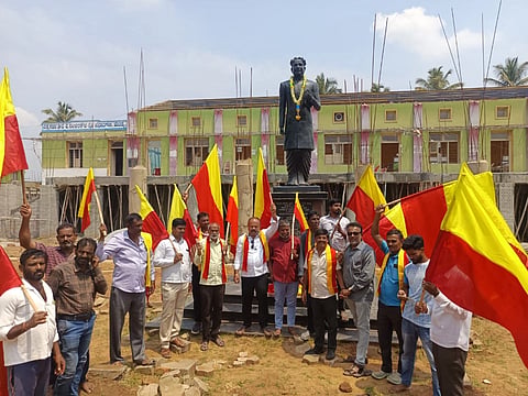   ಮಂಡ್ಯ ನಗರದ ರೈತ ಸಭಾಂಗಣದಲ್ಲಿ ಕರ್ನಾಟಕ ರಕ್ಷಣಾ ವೇದಿಕೆ ಮತ್ತು ಕರುನಾಡ ಸೇವಕರು ಸಂಘಟನೆಯ ಕಾರ್ಯಕರ್ತರು ವಿಜಯೋತ್ಸವ ಆಚರಿಸಿದವು.