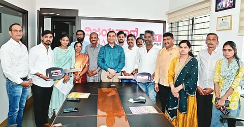 vijayotsav ಹುಬ್ಬಳ್ಳಿಯ ವಿಜಯವಾಣಿ ಕಚೇರಿಯಲ್ಲಿ ಗುರುವಾರ ವಿಜಯೋತ್ಸವ ಅದೃಷ್ಟಶಾಲಿ ವಿಜೇತರಿಗೆ ವಿಆರ್​ಎಲ್​ ಸಮೂಹ ಸಂಸ್ಥೆಗಳ ವ್ಯವಸ್ಥಾಪಕ ನಿರ್ದೇಶಕರಾದ ಡಾ. ಆನಂದ ಸಂಕೇಶ್ವರ ಅವರು ಬಹುಮಾನ ವಿತರಣೆ ಮಾಡಿದರು. ಬಹುಮಾನ ಪಡೆದ ಪವಿತ್ರಾ ಅಂಗಡಿ, ಮಲ್ಲಿಕಾರ್ಜುನ ಅಂಗಡಿ, ಮಾಗುಂಡಪ್ಪ, ಪ್ರವಿಣ, ಪರವೀನ್​ ಬಾನು, ರೋನಾಲ್ಡ್​ ಹಾಗೂ ಉದ್ಯಮಿಗಳಾದ ಪ್ರದಿಪ ಶೆಟ್ಟಿ, ಜಯರಾಮ ಶೆಟ್ಟಿ ಇತರರು ಇದ್ದಾರೆ.