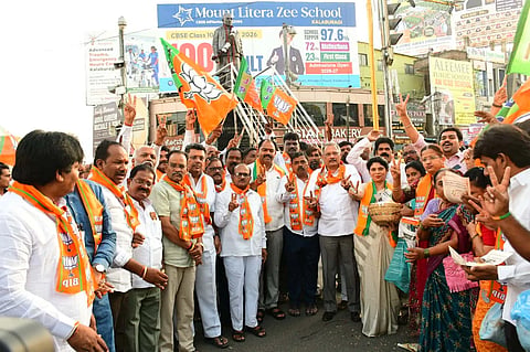 ಪಂಚರಾಜ್ಯಗಳ ಚುನಾವಣೆ ಫಲಿತಾಂಶದ ನಂತರ ಬಿಜೆಪಿ ಕಾರ್ಯಕರ್ತರು ಕಲಬುರಗಿ ಸರ್ದಾರ್​ ಪಟೇಲ್​ ವೃತ್ತದಲ್ಲಿ ಸೋಮವಾರ ವಿಜಯೋತ್ಸವ ಆಚರಿಸಿದರು. ಶಾಸಕ ಬಸವರಾಜ ಮತ್ತಿಮಡು, ಬಿಜೆಪಿ ಗ್ರಾಮೀಣ ಜಿಲ್ಲಾಧ್ಯಕ್ಷ ಅಶೋಕ ಬಗಲಿ, ಅಮರನಾಥ ಪಾಟೀಲ್​, ಡಾ.ಸುಧಾ ಹಾಲಕಾಯಿ, ಶರಣಪ್ಪ ತಳವಾರ, ಧರ್ಮಣ್ಣ ಇಟಗಾ, ಅಂಬಾರಾಯ ಅಷ್ಟಗಿ, ಲಿಂಗರಾಜ ಬಿರಾದಾರ್​, ಮಲ್ಲು ಉದನೂರು ಇತರರಿದ್ದರು.
