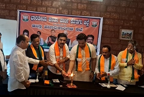 ಶನಿವಾರಸಂತೆಯ ಖಾಸಗಿ ಸಭಾಂಗಣದಲ್ಲಿ ಹಮ್ಮಿಕೊಂಡಿದ್ದ ಬಿಜೆಪಿ ಕೊಡಗು  ಜಿಲ್ಲಾ ಕಾರ್ಯಕಾರಿಣಿ ಸಭೆ ಉದ್ಘಾಟನೆ ಸಂದರ್ಭ ಬಿಜೆಪಿ ರಾಜ್ಯ ಘಟಕದ ಅಧ್ಯಕ್ಷ ಬಿ. ವೈ. ವಿಜಯೇಂದ್ರ, ಸಂಸದ ಯದುವೀರ್, ಅಪ್ಪಚ್ಚು ರಂಜನ್, ಬೋಪಯ್ಯ, ಸುಜಾ ಕುಶಾಲಪ್ಪ, ಡಾ.ನವೀನ್ ಕುಮಾರ್,  ರವಿ ಕಾಳಪ್ಪ, ಬಿ.ಬಿ. ಭಾರತೀಶ್, ರೀನಾ ಪ್ರಕಾಶ್ ಇತರರು ಇದ್ದರು.