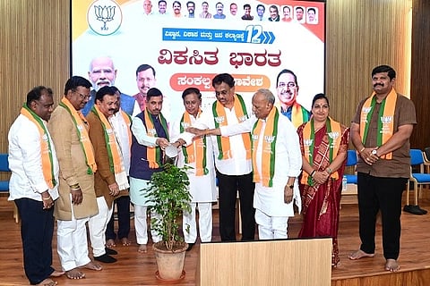 ಹುಬ್ಬಳ್ಳಿಯಲ್ಲಿ ಭಾನುವಾರ ಏರ್ಪಡಿಸಿದ್ದ vikasita bharat ವಿಕಸಿತ ಭಾರತ ಸಂಕಲ್ಪ ಸಮಾವೇಶವನ್ನು ಕೇಂದ್ರ ಸಚಿವ ಪ್ರಲ್ಹಾದ ಜೋಶಿ ಉದ್ಘಾಟಿಸಿದರು.