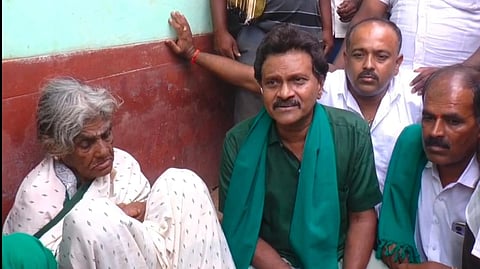 ಮಂಡ್ಯ ತಾಲೂಕು ಬಿ.ಹಟ್ನ ಗ್ರಾಮದ ನಟ ವಿನೋದ್‌ರಾಜ್ ಭೇಟಿ ಕೊಟ್ಟು ನೊಂದ ಕುಟುಂಬಕ್ಕೆ ಸಾಂತ್ವಾನ ಹೇಳಿದರು. 