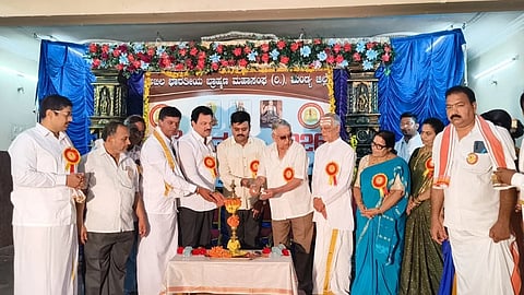 ಮಂಡ್ಯದಲ್ಲಿ ಆಯೋಜಿಸಿದ್ದ ವಿಪ್ರೋತ್ಸವವನ್ನು ಬ್ರಾಹ್ಮಣ ಮಹಾ ಸಂಘದ ರಾಜ್ಯಾಧ್ಯಕ್ಷ ಜಿ.ಆರ್.ಪ್ರದೀಪ್ ಉದ್ಘಾಟಿಸಿದರು. 