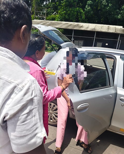 ಉಡುಪಿಯ ಬಸ್​ ನಿಲ್ದಾಣದಲ್ಲಿ ರಾದ್ಧಾಂತ ಮಾಡಿದ ಯುವತಿಗೆ ಆಕೆಯ ತಾಯಿ ಹಾಗೂ ವಿಶು ಶೆಟ್ಟಿ ಬುದ್ಧಿಮಾತು ಹೇಳಿದರು.
