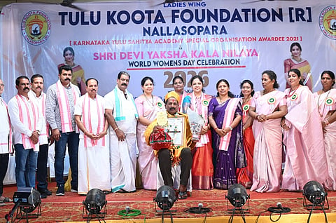 ಮುಂಬಯಿಯಲ್ಲಿ ತುಳುಕೂಟ ಫೌಂಡೇಷನ್​ನ ಪ್ರಮುಖರಾದ ಶಶಿಧರ್​ ಕೆ. ಶೆಟ್ಟಿ ಇನ್ನಂಜೆ, ಯಶೋದಾ ಎಸ್​. ಕೊಟ್ಯಾನ್​ ಇತರರು ವಿಶು ಶೆಟ್ಟಿ ಅಂಬಲಪಾಡಿ ಅವರಿಗೆ 'ತುಳುನಾಡ ಐಸಿರಿ' ಪ್ರಶಸ್ತಿ ಪ್ರದಾನ ಮಾಡಿದರು.