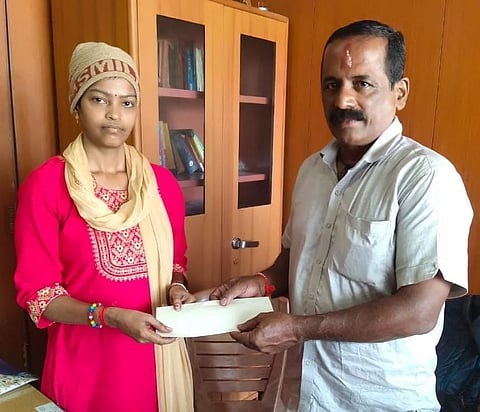 ಕುಂದಾಪುರ ಮೂಲದ ಕ್ಯಾನ್ಸರ್​ ಪೀಡಿತ ಮಹಿಳೆಗೆ ಚಿಕಿತ್ಸೆಗಾಗಿ ಉಡುಪಿಯ ವಿಶು ಶೆಟ್ಟಿ ಅಂಬಲಪಾಡಿ ಆರ್ಥಿಕ ಸಹಾಯ ನೀಡಿದರು.