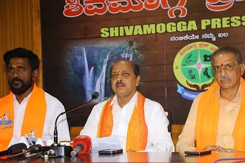 ವಿಶ್ವ ಹಿಂದೂ ಪರಿಷತ್ ಜಿಲ್ಲಾಧ್ಯಕ್ಷ ಜೆ.ಆರ್.ವಾಸುದೇವ ಸುದ್ದಿಗೋಷ್ಠಿಯಲ್ಲಿ ಮಾತನಾಡಿದರು. 