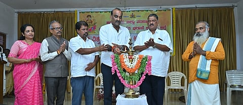 ಉಡುಪಿಯಲ್ಲಿ ಆಯೋಜಿಸಿದ್ದ ವಿಶ್ವಕರ್ಮ ಜಯಂತಿಯನ್ನು ಯಶ್​ಪಾಲ್​ ಸುವರ್ಣ ಉದ್ಘಾಟಿಸಿದರು. ಎಂ.ಎ. ಗಫೂರ್​, ದಿನಕರ್​ ಹೇರೂರು, ಲೋಲಾಕ್ಷ ಶರ್ಮ, ಎಸ್​.ಎಸ್​. ಕಾದ್ರೋಳ್ಳಿ, ಪೂರ್ಣಿಮಾ ಇತರರಿದ್ದರು.