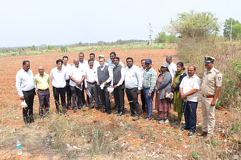  ಮಂಡ್ಯ ತಾಲೂಕು ಬಸರಾಳು ಸಮೀಪ ಎಆರ್‌ಎಐ ಅಧಿಕಾರಿಗಳ ತಂಡ ಪರಿಶೀಲನೆ ನಡೆಸಿತು.‌  