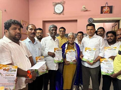 ಉಡುಪಿಯ ಕುಂದಾಪುರದಲ್ಲಿ ನಡೆಯಲಿರುವ ವಂದೇ ಮಾತರಂ ಜನಜಾಗೃತಿ ಅಭಿಯಾನದ ಕರಪತ್ರವನ್ನು ಮಂಗಳೂರಿನಲ್ಲಿ ಮಟ್ಟಾರು ವಿಠ್ಠಲ್​ ಕಿಣಿ ಬಿಡುಗಡೆ ಮಾಡಿದರು. ಕೋಟ ಶ್ರೀನಿವಾಸ ಪೂಜಾರಿ, ಬ್ರಿಜೇಶ್​ ಚೌಟ, ಪೃಥ್ವಿರಾಜ್​ ಶೆಟ್ಟಿ ಹಾಗೂ ಪಕ್ಷದ ಮುಖಂಡರು ಇದ್ದರು.