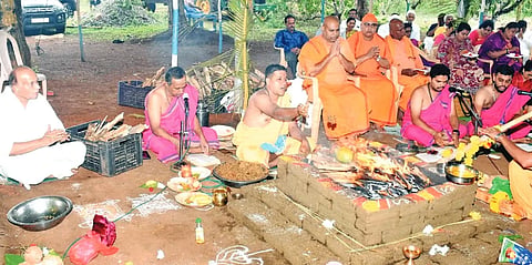 chandiyaga ಹುಬ್ಬಳ್ಳಿ ಸಮೀಪದ ತಡಸ ಕಮಲಾನಗರ ಶ್ರೀ ಕ್ಷೇತ್ರ ಪಂಚವಟಿಯಲ್ಲಿ ರಾಮಕೃಷ್ಣ ವಿವೇಕಾನಂದ ಆಶ್ರಮದ ವತಿಯಿಂದ ಏರ್ಪಡಿಸಿದ್ದ ಶ್ರೀ ಚಂಡೀಯಾಗದಲ್ಲಿ ಸ್ವಾಮಿ ತೇಜಸಾನಂದಜೀ ಮಹಾರಾಜ್​, ಸ್ವಾಮಿ ಬುದ್ಧಿಯೋಗಾನಂದಜೀ ಮಹಾರಾಜ್​, ಸ್ವಾಮಿ ಗಿರ್ವಾಣಾನಂದಜೀ ಮಹಾರಾಜ್​, ಇತರರು ಪಾಲ್ಗೊಂಡಿದ್ದರು.