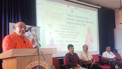 ಉಡುಪಿಯ ತೆಂಕನಿಡಿಯೂರು ಕಾಲೇಜಿನಲ್ಲಿ ಆಯೋಜಿಸಿದ್ದ ಉಪನ್ಯಾಸ ಕಾರ್ಯಕ್ರಮದಲ್ಲಿ ಸ್ವಾಮಿ ಅನುಪಮಾನಂದಜಿ ಮಾತನಾಡಿದರು. ಪ್ರೊ. ನಿತ್ಯಾನಂದ್​ ವಿ. ಗಾಂವ್ಕರ್​, ಡಾ.ಚಂದ್ರು ಹೆಗಡೆ, ಪ್ರಶಾಂತ್​ ನೀಲಾವರ ಇದ್ದರು.