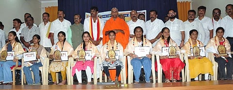 ಮಂಡ್ಯದಲ್ಲಿ ಆಯೋಜಿಸಿದ್ದ ಸಮಾರಂಭದಲ್ಲಿ ವಿದ್ಯಾರ್ಥಿಗಳಿಗೆ ಪ್ರತಿಭಾ ಪುರಸ್ಕಾರ ನೀಡಿ ಗೌರವಿಸಲಾಯಿತು. 