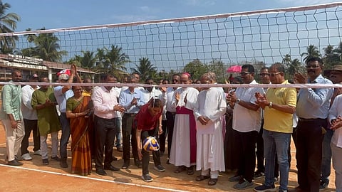 ಉಡುಪಿಯ ಕಲ್ಯಾಣಪುರದ ಮಿಲಾಗ್ರಿಸ್​ ಕಾಲೇಜ್​ನಲ್ಲಿ ಹಳೆಯ ವಿದ್ಯಾರ್ಥಿ ಸಂಘದ ವಾಲಿಬಾಲ್​ ಪಂದ್ಯಾಟಕ್ಕೆ ಡಾ. ಜೆರಾಲ್ಡ್​ ಲೋಬೊ, ಮಂಜುಷಾ ಕನ್ವರ್​ ಚಾಲನೆ ನೀಡಿದರು. ಫರ್ಡಿನಾಂಡ್​ ಗೊನ್ಸಾಲ್ವಿಸ್​, ಡಾ. ವಿನ್ಸೆಂಟ್​ ಆಳ್ವಾ, ಸೊಫೀಯಾ ಡಾಯಸ್​, ಶಾಲೆಟ್​ ಮಥಾಯಸ್​, ಶಶಿಧರ್​ ಸಾಲಿಯಾನ್​ ಇತರರಿದ್ದರು.