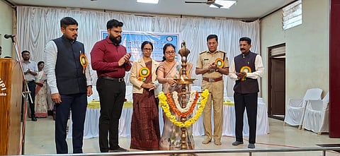ಉಡುಪಿಯಲ್ಲಿ ಆಯೋಜಿಸಿದ್ದ ರಾಷ್ಟ್ರೀಯ ಮತದಾರರ ದಿನವನ್ನು ಸ್ವರೂಪಾ ಟಿ.ಕೆ. ಉದ್ಘಾಟಿಸಿದರು. ಪ್ರತೀಕ್​ ಬಾಯಲ್​, ಅಬೀದ್​ ಗದ್ಯಾಳ, ಕೆ.ಎಸ್​. ಜ್ಯೋತಿಶ್ರೀ, ಸುಧಾಕರ್​ ನಾಯ್ಕ, ಶಿವಪ್ರಸಾದ್​ ಶೆಟ್ಟಿ ಇದ್ದರು.
