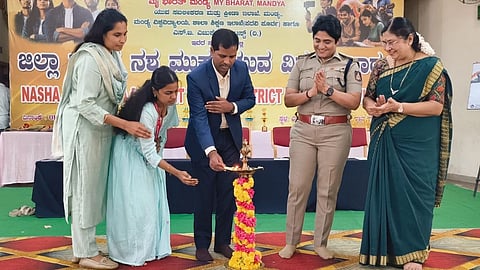 ಮಂಡ್ಯ ನಗರದ ಎಸ್.ಬಿ ಸಮುದಾಯ ಭವನದಲ್ಲಿ ಆಯೋಜಿಸಿದ್ದ ಕಾರ್ಯಕ್ರಮವನ್ನು ಜಿಲ್ಲಾಧಿಕಾರಿ ಡಾ.ಕುಮಾರ ಉದ್ಘಾಟಿಸಿದರು.