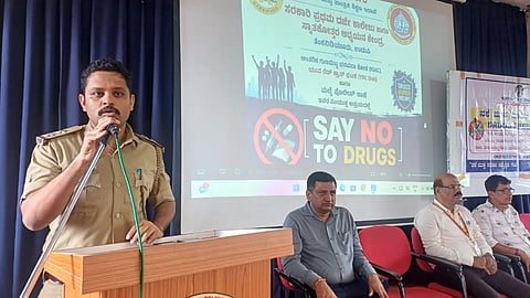 ಉಡುಪಿಯ ತೆಂಕನಿಡಿಯೂರು ಕಾಲೇಜಿನಲ್ಲಿ ಆಯೋಜಿಸಿದ್ದ ಮಾದಕ ಮಾದಕ ವ್ಯಸನ ವಿರೋಧಿ ಜಾಗೃತಿ ಕಾರ್ಯಕ್ರಮದಲ್ಲಿ ಅರುಣಕುಮಾರ್​ ಮಾತನಾಡಿದರು. ನಿತ್ಯಾನಂದ ವಿ. ಗಾಂವ್ಕರ್​, ಡಾ. ರೋಶನ್​ ಶೆಟ್ಟಿ, ಕೃಷ್ಣ ಸಾಸ್ತಾನ, ಮರ್ವಿನ್​ ವಿಕ್ಟರ್​ ಡಿಸೋಜ ಇದ್ದರು.