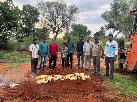 ಚಿಕ್ಕನಾಯಕನಹಳ್ಳಿ ತಾಲೂಕು ಗಾಂಧಿನಗರದಲ್ಲಿ ಅನಾಥ ಮಹಿಳೆಯ ಶವಸಂಸ್ಕಾರ ಮಾಡಿದ ಯುವಕರು
