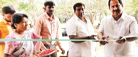 ಶ್ರೀನಿವಾಸಪುರದ ರೇಷ್ಮೆಗೂಡು office opening ಮಾರುಕಟ್ಟೆಯಲ್ಲಿ ಶಾಸಕ ಜಿ.ಕೆ.ವೆಂಕಟಶಿವಾರೆಡ್ಡಿ ಅವರು ರೇಷ್ಮೆ ಇಲಾಖೆಯ ವಿಭಾಗದ ಸಹಾಯಕ ನಿರ್ದೇಶಕರ ಕಚೇರಿ ಉದ್ಘಾಟಿಸಿದರು. ರೇಷ್ಮೆ ಇಲಾಖೆಯ ಸಹಾಯಕ ನಿರ್ದೇಶಕ ರೂಪೇಶ್​, ಬಿ.ಎಂ.ರೇಷ್ಮೆ ಗೂಡು ಮಾರುಕಟ್ಟೆಯ ಸಹಾಯಕ ನಿರ್ದೇಶಕ ಸಂಗನ ಬಸಯ್ಯ ಇದ್ದರು.