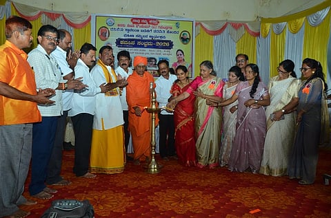 PLATFORMS ಗಜೇಂದ್ರಗಡದಲ್ಲಿ ಹಮ್ಮಿಕೊಂಡಿದ್ದ ಮಹಿಳೆಯರ ಸ್ವಾವಲಂಬಿ ಬದುಕಿಗೆ ತರಬೇತಿ ಹೊಂದಿದ ಮಹಿಳಾ ಸಮ್ಮಿಲನ ಕಾರ್ಯಕ್ರಮವನ್ನು ವಿ.ಬಿ. ಸೊಮನಕಟ್ಟಿಮಠ ಉದ್ಘಾಟಿಸಿದರು. 