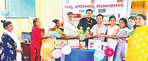 ಶ್ರೀರಂಗಪಟ್ಟಣದ ರಂಗನಾಥ ನಗರದಲ್ಲಿರುವ ನಮ್ಮ ಕ್ಲಿನಿಕ್‌ನಲ್ಲಿ ಮಂಗಳವಾರ ಹಮ್ಮಿಕೊಂಡಿದ್ದ ವಿಶ್ವ ಆರೋಗ್ಯ ದಿನಾಚರಣೆ ಕಾರ್ಯಕ್ರಮವನ್ನು ಡಾ.ಎ.ಎಸ್.ಸೂರ್ಯ ಉದ್ಘಾಟಿಸಿದರು. ಎಸ್.ಡಿ.ಬೆನ್ನೂರ, ಜಿ.ಮೋಹನ್, ಮೇಘನಾ ಇದ್ದರು.