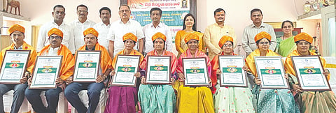 ಕಲಬುರಗಿ ತಾಲೂಕು ನಾವದಗಿಯಲ್ಲಿ ಶರಣ ಸಾಹಿತ್ಯ ಪರಿಷತ್ ಶನಿವಾರ ಆಯೋಜಿಸಿದ್ದ ಸಮಾರಂಭದಲ್ಲಿ  ಸಾಧಕರಿಗೆ ಚಿನ್ಮಯಜ್ಞಾನಿ ಪ್ರಶಸ್ತಿ ನೀಡಿ ಗೌರವಿಸಲಾಯಿತು. ಅಮರನಾಥ ಪಾಟೀಲ್, ಜಯಶ್ರೀ ಮತ್ತಿಮಡು, ಶರಣಬಸಪ್ಪ ವಡ್ಡನಕೇರಿ, ರಾಜೇಂದ್ರ ಯರನಾಳೆ, ಡಾ.ತೀರ್ಥಕುಮಾರ ಬೆಳಕೋಟಾ, ಶರಣು ಹೊನ್ನಗೆಜ್ಜೆ, ಶಿವರಾಜ ಧಟ್ಟಿ, ಶಿವರಾಜ ಕಾಳಗಿ ಇತರರಿದ್ದರು.