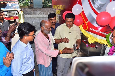 ಮಂಡ್ಯ ನಗರದ ಕೆಎಸ್‌ಆರ್‌ಟಿಸಿ ನಿಲ್ದಾಣದ ಆವರಣದಲ್ಲಿ ಶುದ್ಧ ಕುಡಿಯುವ ನೀರಿನ ಘಟಕ್ಕೆ ಶಾಸಕ ಪಿ.ರವಿಕುಮಾರ್ ಗಣಿಗ ಚಾಲನೆ ನೀಡಿದರು.