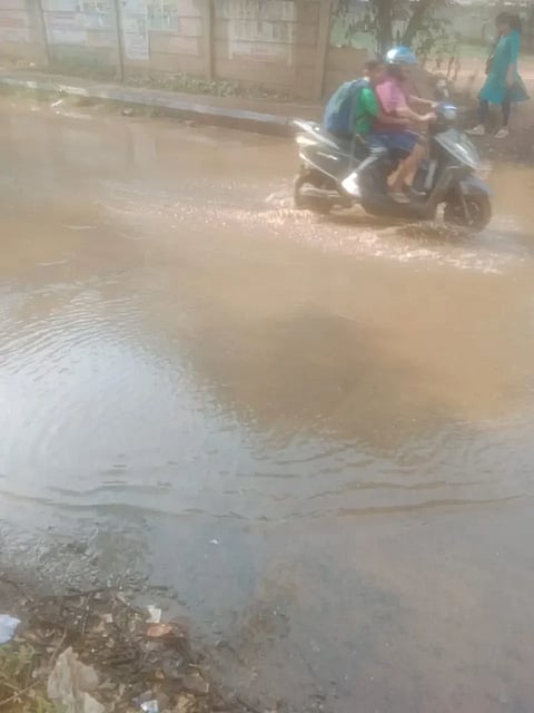 waste of water ಹುಬ್ಬಳ್ಳಿಯ ದೇಸಾಯಿ ಸರ್ಕಲ್​ ಬಳಿ ನೀರಿನ ಪೈಪ್​ ಒಡೆದು ರಸ್ತೆಯಲ್ಲಿ ಪೋಲಾಗುತ್ತಿರುವುದು.