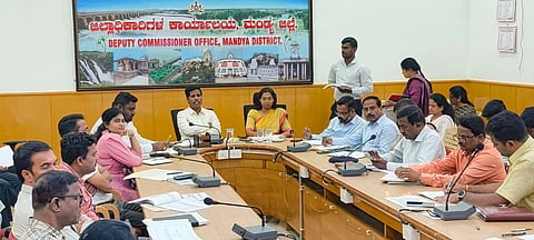 ಮಂಡ್ಯದಲ್ಲಿ ಜಿಲ್ಲಾಧಿಕಾರಿ ಡಾ.ಕುಮಾರ ಅಧ್ಯಕ್ಷತೆಯಲ್ಲಿ ಸಭೆ ಆಯೋಜಿಸಲಾಗಿತ್ತು. 