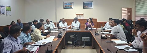 ಉಡುಪಿಯ ಡಿಸಿ ಕಚೇರಿಯಲ್ಲಿ ನಡೆದ ಸಭೆಯಲ್ಲಿ ಕೋಟ ಶ್ರೀನಿವಾಸ ಪೂಜಾರಿ ಮಾತನಾಡಿದರು. ಯಶ್​ಪಾಲ್​ ಸುವರ್ಣ, ಎ.ಕಿರಣಕುಮಾರ್​ ಕೊಡ್ಗಿ, ಸ್ವರೂಪಾ ಟಿ.ಕೆ., ಪ್ರತೀಕ್​ ಬಾಯಲ್​, ಅಬೀದ್​ ಗದ್ಯಾಳ, ರಶ್ಮಿ ಇತರರಿದ್ದರು.