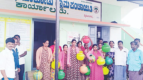 ಪಿರಿಯಾಪಟ್ಟಣ ತಾಲೂಕಿನ ಮಾಕೋಡು  ಗ್ರಾಮದ ಓಣಿ  ಕಟ್ಟೆ ಬಡಾವಣೆಯಲ್ಲಿ ಸಮರ್ಪಕವಾಗಿ ಕುಡಿಯುವ ನೀರನ್ನು ಒದಗಿಸುವಂತೆ ಗ್ರಾಮ ಪಂಚಾಯಿತಿ ಆವರಣದಲ್ಲಿ ಮಹಿಳೆಯರು  ಖಾಲಿ ಕೊಡ ಪ್ರದರ್ಶನ ಮಾಡಿದರು.
