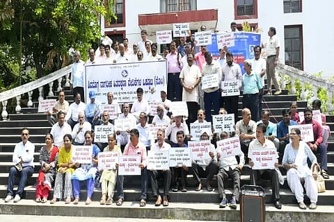 ಶಿವಮೊಗ್ಗಕ್ಕೆ ಶುದ್ಧ ನೀರು ಪೂರೈಸಬೇಕು ಎಂದು ಒತ್ತಾಯಿಸಿ ವಿವಿಧ ಸಂಘಟನೆಗಳ ಪ್ರಮುಖರಾದ ಎಸ್.ಆರ್.ಗೋಪಾಲ್, ಕೆ.ವಿ.ವಸಂತಕುಮಾರ್, ಡಾ. ಎ.ಸತೀಶ್‌ಕುಮಾರ್ ಶೆಟ್ಟಿ, ಎಸ್.ಬಿ.ಅಶೋಕಕುಮಾರ್, ಡಾ. ಕೆ.ಆರ್.ಶ್ರೀಧರ್, ಬಿ.ಗೋಪಿನಾಥ್, ಜೆ.ಆರ್.ವಾಸುದೇವ, ಜನಾರ್ದನ ಪೈ, ಶೇಖರ್ ಗೌಳೇರ್, ಚನ್ನವೀರಪ್ಪ ಗಾಮನಗಟ್ಟಿ ಇದ್ದರು.