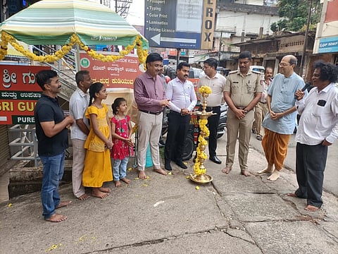 ಉಡುಪಿಯ ಮಾರುಥಿ ವೀಥಿಕಾದಲ್ಲಿ ನೀರಿನ ಅರವಟ್ಟಿಗೆ ಉದ್ಘಾಟಿಸಲಾಯಿತು. ಡಾ. ಬಸವರಾಜ್​ ಹುಬ್ಬಳ್ಳಿ, ಮಹೇಶ್​ ಪ್ರಸಾದ್​, ನರಸಿಂಹ ಭಟ್​ ಮಣಿಪಾಲ, ನಿತ್ಯಾನಂದ ಒಳಕಾಡು, ರಾಜೇಶ್​ ಎನ್​.ಆರ್​., ಗೋಪಾಲ್​, ಉದಯಕುಮಾರ್​, ರಾಹುಲ್​, ವಿಷ್ಣು ಇತರರಿದ್ದರು.