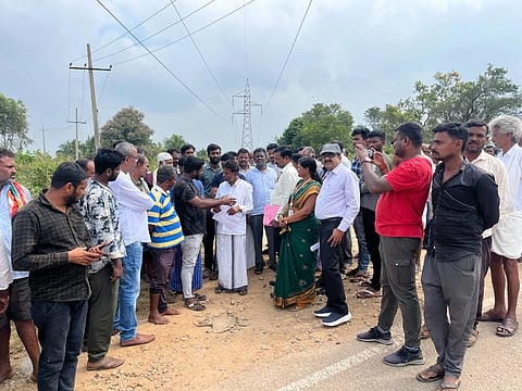 ಮೈಸೂರು ತಾಲೂಕಿನ ಹಾರೋಹಳ್ಳಿ ಗ್ರಾಮದಲ್ಲಿ ಕಂದಾಯ ಇಲಾಖೆ ಅಧಿಕಾರಿಗಳು ಮಂಗಳವಾರ ರೈತರ ಜಮೀನು ಸರ್ವೇಗೆ ನಡೆಸಿದಾಗ ರೈತರು ವಿರೋಧಿಸಿದರು.