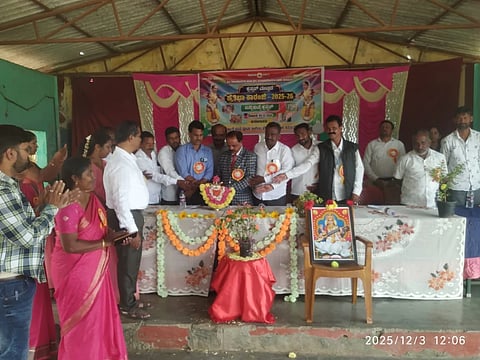 ಬನ್ನಿಕುಪ್ಪೆ ಇಲ್ಲಿನ ಪ್ರೌಢಶಾಲಾ ಆವರಣದಲ್ಲಿ ಆಯೋಜಿಸಿದ್ದ ಓಂ್ರಿತಿಭಾ ಕಾರಂಜಿ ಕಾರ್ಯಕ್ರಮವನ್ನು ತಾಲೂಕು ಗಣ್ಯರು ಉದ್ಘಾಟಿಸಿದರು ಪಿ.ಮಹದೇವ್, ಮೂರ್ತಿನಾಯಕ, ಗೋವಿಂದನಾಯಕ, ಗೋವಿಂದೇಗೌಡ ಇತರರಿದ್ದರು.