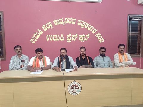 ಉಡುಪಿಯ ಪತ್ರಿಕಾ ಭವನದಲ್ಲಿ ನಡೆದ ಸುದ್ದಿಗೋಷ್ಠಿಯಲ್ಲಿ ಸುನೀಲ್​ ಕೆ.ಆರ್​. ಮಾತನಾಡಿದರು. ದಿನೇಶ್​ ಮೆಂಡನ್​, ಪುನೀತ್​ ಅತ್ತಾವರ, ಪ್ರಸಾದ್​ ಅಂಚನ್​, ಹರೀಶ್​, ರಾಜೇಶ್​ ಉಚ್ಚಿಲ ಇದ್ದರು.