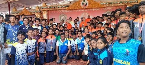 ಪ್ರೌಢಶಾಲೆ ಹಾಗೂ ಪದವಿ ಪೂರ್ವ ಕಾಲೇಜುಗಳ ಬಾಲಕ-ಬಾಲಕಿಯ ಗುಂಪು ಆಟದಲ್ಲಿ ಹಾಸನ ಜಿಲ್ಲೆ ತಂಡ ಸಮಗ್ರ ಚಾಂಪಿಯನ್ ಪ್ರಶಸ್ತಿ ಪಡೆದುಕೊಂಡಿದೆ.