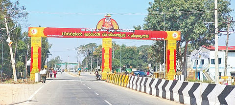 ಮಳವಳ್ಳಿ ಪಟ್ಟಣದಲದಲ್ಲಿ ಪ್ರವೇಶ ದ್ವಾರಗಳನ್ನು ಸಿದ್ದಪಡಿಸಿರುವುದು.