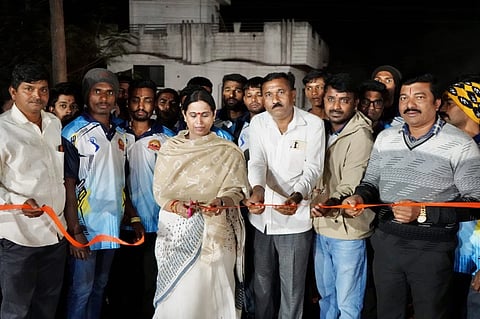 ಬೆಳಗುಂದಿ ಚಾಂಪಿಯನ್ ಟ್ರೋಫಿ ಕ್ರಿಕೆಟ್ ಹಾಫ್ ಪಿಚ್ ಪಂದ್ಯಾವಳಿಗೆ ಮಹಿಳಾ ಮತ್ತು ಮಕ್ಕಳ ಅಭಿವೃದ್ಧಿ ಇಲಾಖೆ ಸಚಿವರಾದ ಲಕ್ಷ್ಮೀ ಹೆಬ್ಬಾಳಕರ್‌ ಚಾಲನೆ ನೀಡಿದರು. 