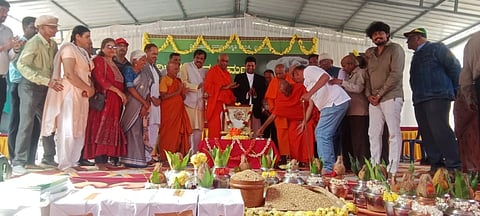  ತಿ.ನರಸೀಪುರ ತಾಲೂಕಿನ ಯಾಚೇನಹಳ್ಳಿಯ ಶ್ರೀ ರಾಮಕೃಷ್ಣ ಸೇವಾ ಕೇಂದ್ರದ ಶಾಲೆ ಆವರಣದಲ್ಲಿ ಸೋಮವಾರ ಕುವೆಂಪು ಜಯಂತಿ ಅಂಗವಾಗಿ ಆಯೋಜಿಸಿದ್ದ ‘ವಿಶ್ವ ಮಾನವ ಧರ್ಮ ಮಹಾಧಿವೇಶನ’ದಲ್ಲಿ ಕುವೆಂಪು ಭಾವಚಿತ್ರಕ್ಕೆ ಗಣ್ಯರು ಪುಷ್ಪಾರ್ಚನೆ ನೆರವೇರಿಸಿದರು. 