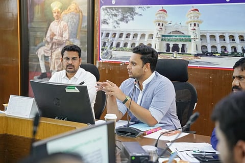 ಮೈಸೂರು ನಗರ ಪಾಲಿಕೆಯ ಸಭಾಂಗಣದಲ್ಲಿ ಶುಕ್ರವಾರ  ಸಂಸದ ಯದುವೀರ್ ಕೃಷ್ಣದತ್ತ ಚಾಮರಾಜ ಒಡೆಯರ್ ಅಧಿಕಾರಿಗಳ ಸಭೆ ನಡೆಸಿದರು. ಶೇಖ್ ತನ್ವೀರ್ ಆಸಿಫ್, ಕುಸುಮ ಕುಮಾರಿ, ದಾಸೇಗೌಡ, ಸೋಮಶೇಖರ್ ಜಿಗಣಿ ಹಾಗೂ ಇತರರು ಇದ್ದರು.