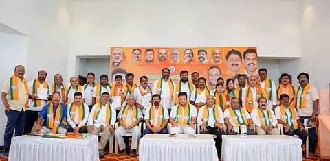 ಭಾರತೀಯ ಜನತಾ ಪಾರ್ಟಿ ಮೈಸೂರು ಮಹಾನಗರ ಪದಾಧಿಕಾರಿಗಳ ಪದಗ್ರಹಣ ಸಮಾರಂಭ ಸೋಮವಾರ ನೆರವೇರಿತು. ಯದುವೀರ್, ಟಿ.ಎಸ್.ಶ್ರೀವತ್ಸ, ಎಲ್.ನಾಗೇಂದ್ರ, ಕುಂಬ್ರಳ್ಳಿ ಸುಬ್ಬಣ್ಣ, ರಘು ಕೌಟಿಲ್ಯ, ಅನಿಲ್ ಥಾಮಸ್, ತೋಂಟದಾರ್ಯ, ಶಿವಕುಮಾರ್, ಅಪ್ಪಣ್ಣ, ಫಣೀಶ್, ಮಂಜುನಾಥ್, ಎಂ.ಶಿವಕುಮಾರ್, ಡಾ.ರೂಪಾ ಇತರರಿದ್ದರು.