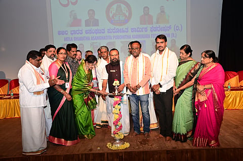 ಮೈಸೂರು  ನಗರದ ಹೊರವಲಯದ ವಿಷ್ಣು ಸ್ಮಾರಕ ಭವನದಲ್ಲಿ ಮಂಗಳವಾರ ಆಯೋಜಿಸಿದ್ದ ಅಖಿಲ ಭಾರತ ಅಸಂಘಟಿತ ಪುರೋಹಿತ ಕಾರ್ಮಿಕ ಫೆಡರೇಷನ್ ವಾರ್ಷಿಕೋತ್ಸವ ಸಮಾರಂಭವನ್ನು ನಟಿ ಭಾರತಿ ವಿಷ್ಣುವರ್ಧನ್ ಉದ್ಘಾಟಿಸಿದರು. ಮಾ.ವಿ. ರಾಮಪ್ರಸಾದ್, ಡಾ.ಎಂ.ಬಿ. ಅನಂತಮೂರ್ತಿ, ಡಾ.ಬಿ.ಎನ್.ಮಹೇಶ್ ಕುಮಾರ್, ಡಾ.ಶ್ರೀನಿವಾಸ್‌ಮೂರ್ತಿ ಹಾಗೂ ಇತರರು ಇದ್ದರು.